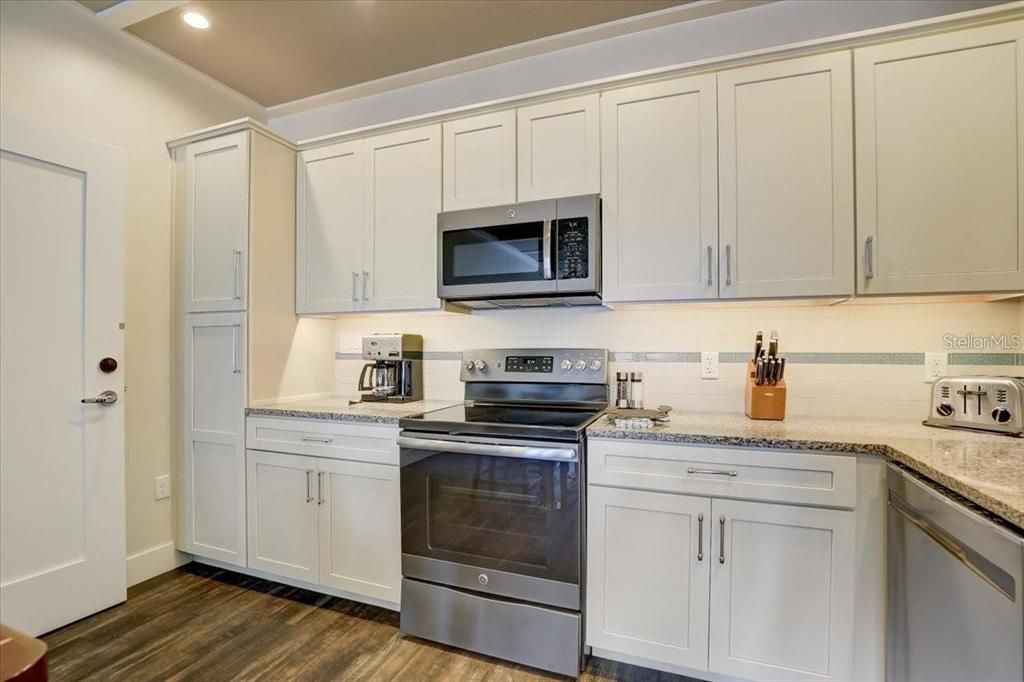 For Sale: $450,000 (2 beds, 2 baths, 1023 Square Feet)