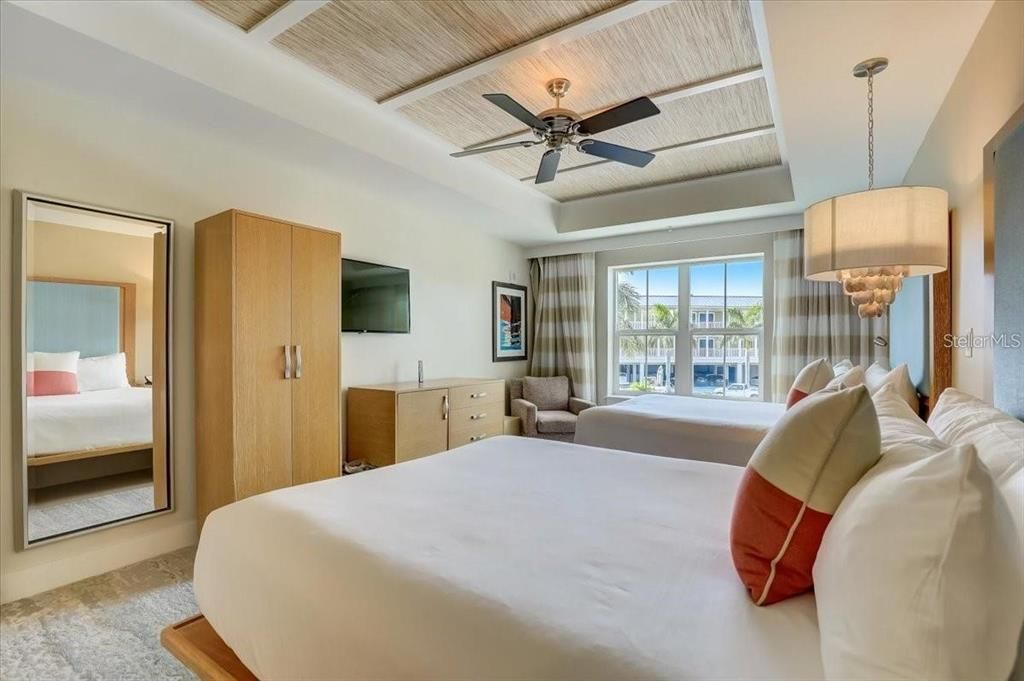 For Sale: $450,000 (2 beds, 2 baths, 1023 Square Feet)