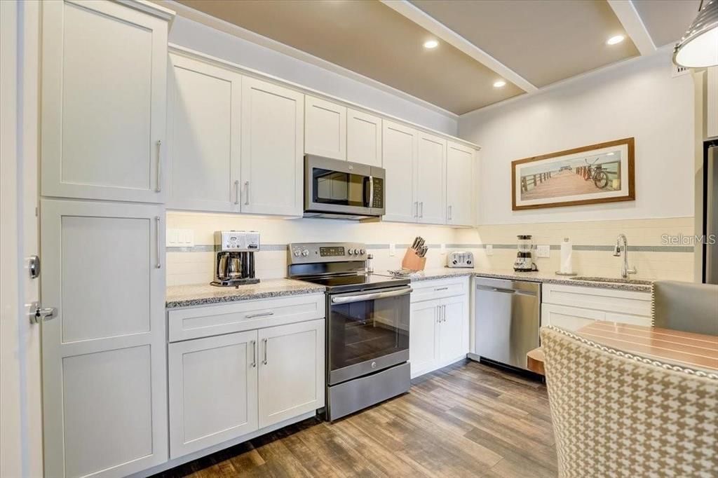 For Sale: $450,000 (2 beds, 2 baths, 1023 Square Feet)
