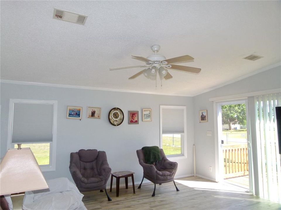 待售: $349,000 (2 贝兹, 2 浴室, 988 平方英尺)