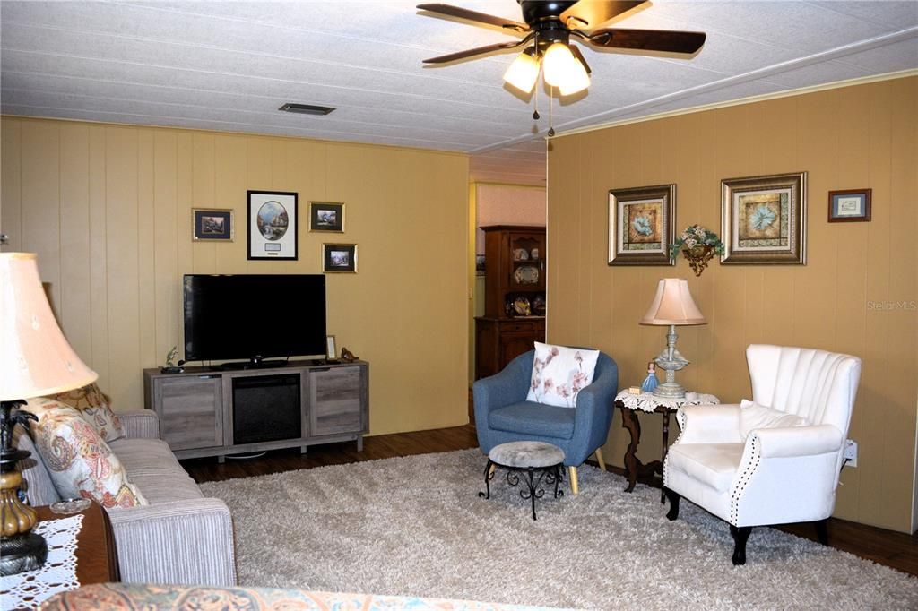 待售: $124,900 (2 贝兹, 2 浴室, 1056 平方英尺)