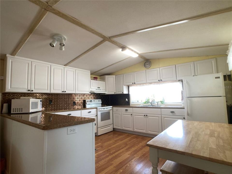For Sale: $110,000 (2 beds, 1 baths, 984 Square Feet)