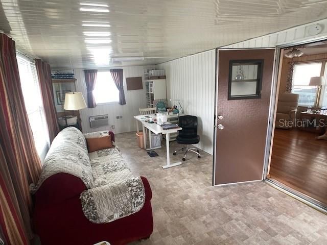 For Sale: $110,000 (2 beds, 1 baths, 984 Square Feet)