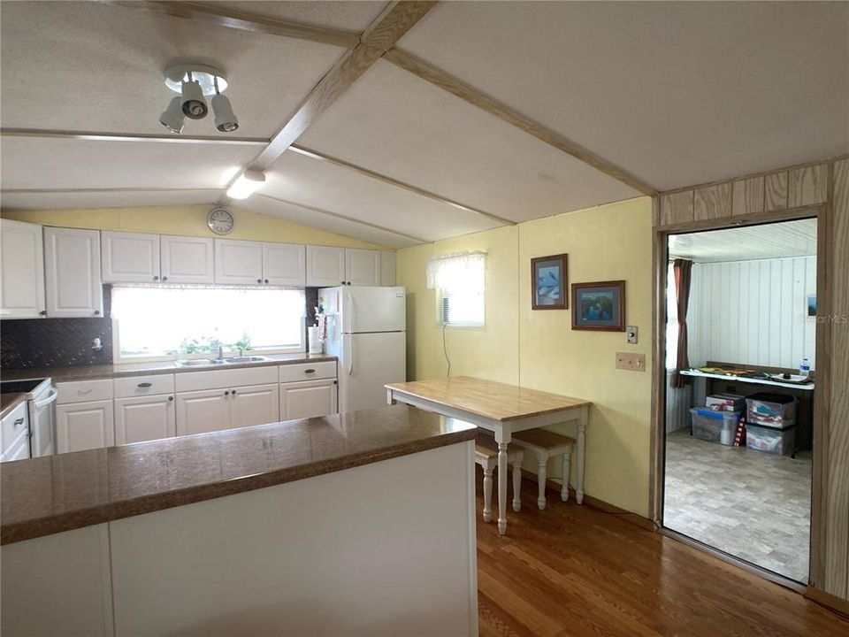 For Sale: $110,000 (2 beds, 1 baths, 984 Square Feet)