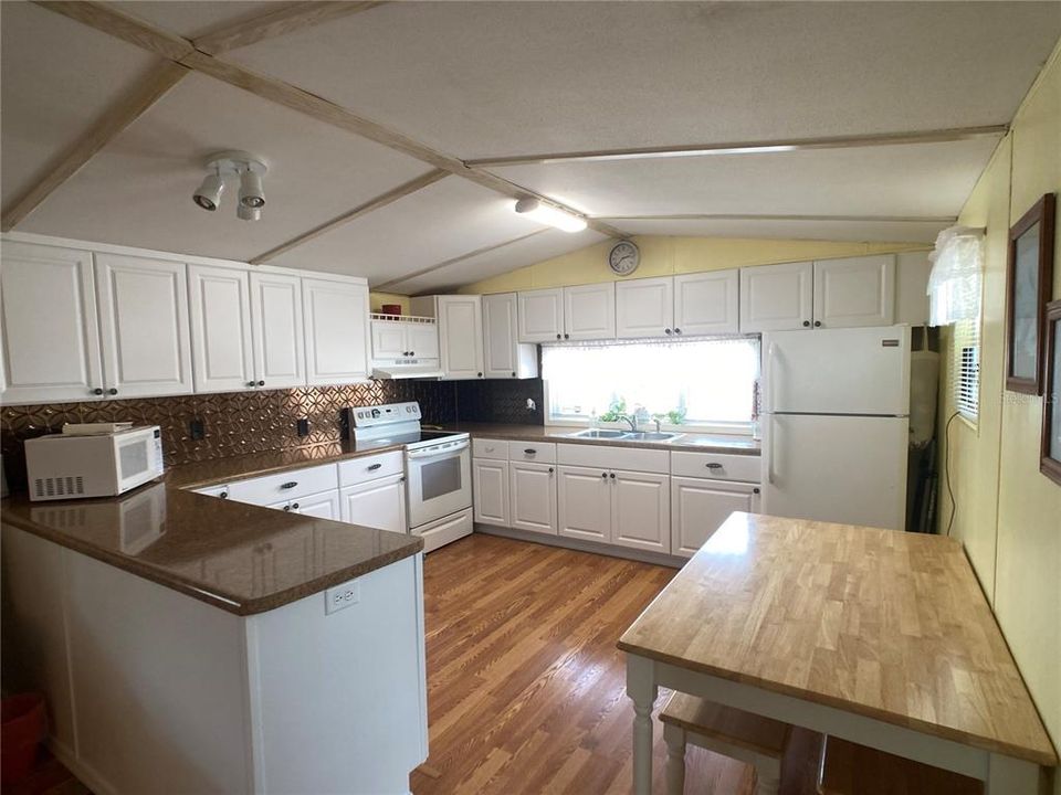 For Sale: $110,000 (2 beds, 1 baths, 984 Square Feet)