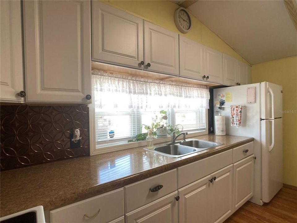 For Sale: $110,000 (2 beds, 1 baths, 984 Square Feet)