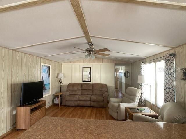 For Sale: $110,000 (2 beds, 1 baths, 984 Square Feet)