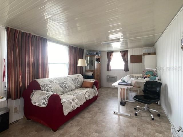 For Sale: $110,000 (2 beds, 1 baths, 984 Square Feet)