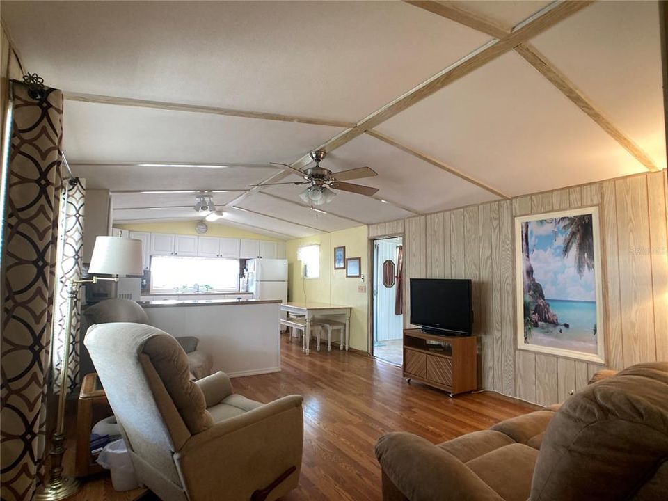 For Sale: $110,000 (2 beds, 1 baths, 984 Square Feet)