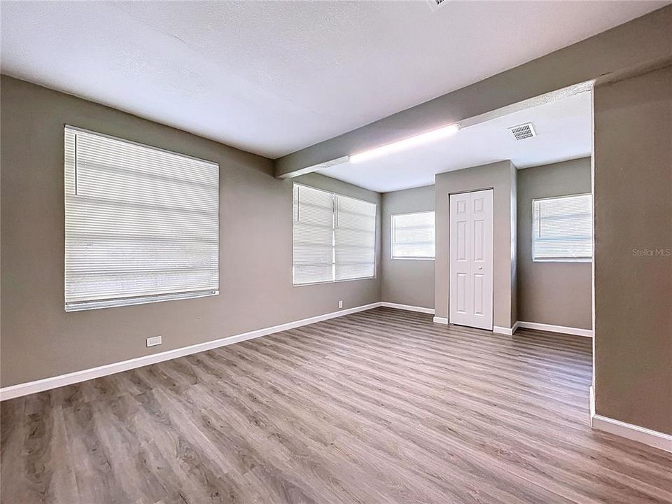 Active With Contract: $215,000 (3 beds, 1 baths, 1027 Square Feet)