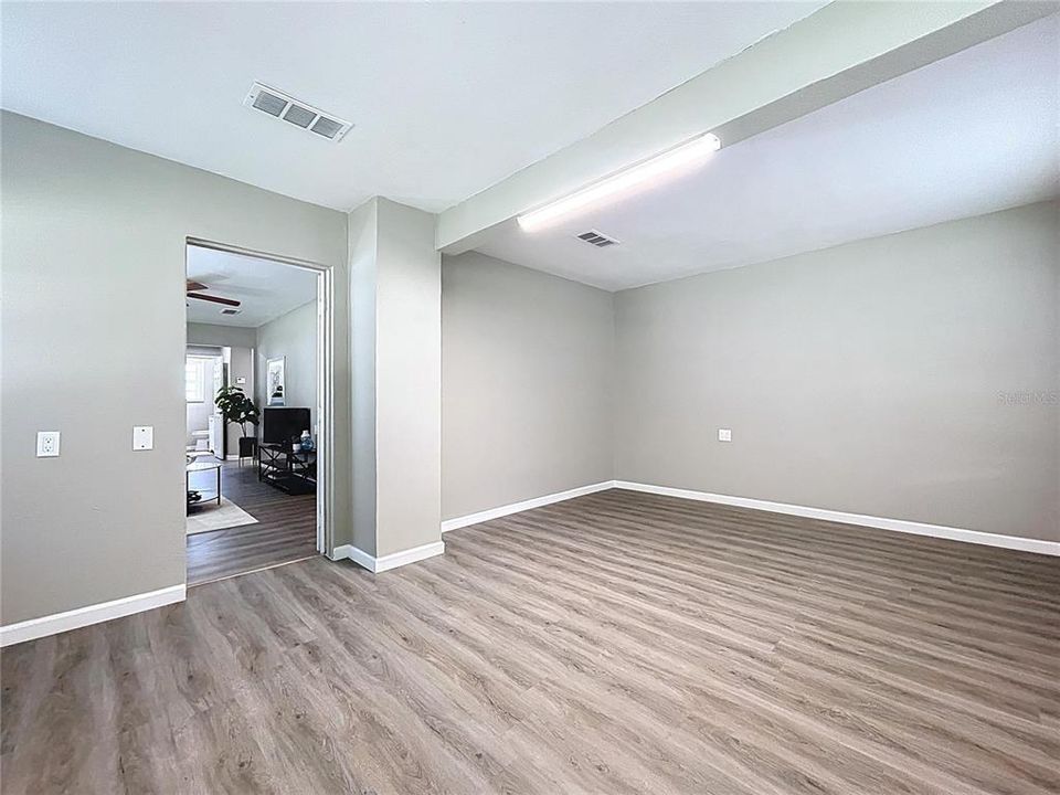 Active With Contract: $215,000 (3 beds, 1 baths, 1027 Square Feet)