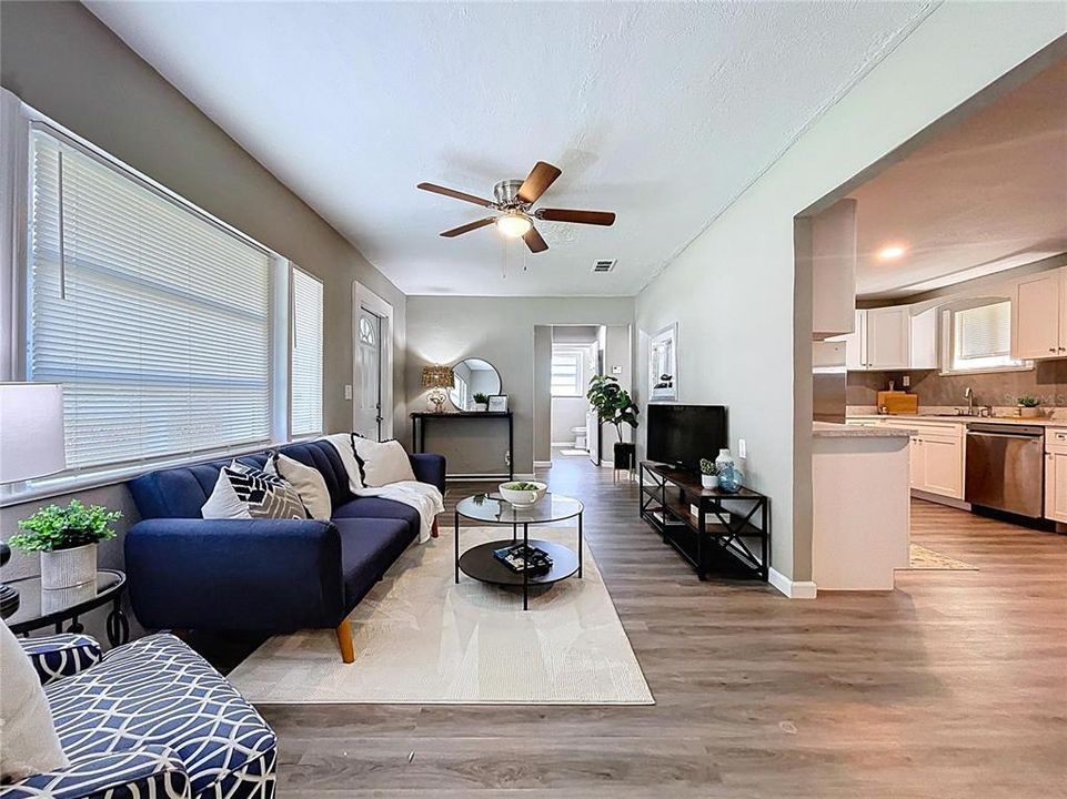 Active With Contract: $215,000 (3 beds, 1 baths, 1027 Square Feet)