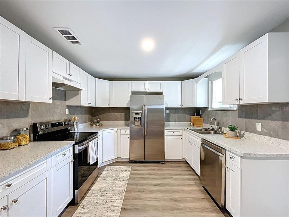 Active With Contract: $215,000 (3 beds, 1 baths, 1027 Square Feet)