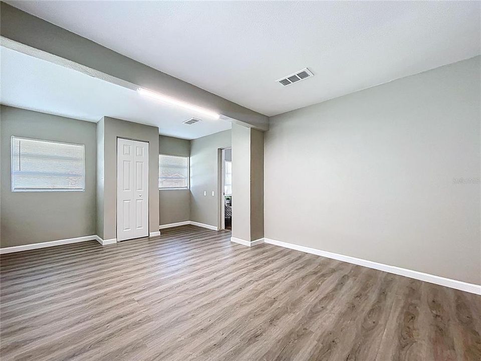 Active With Contract: $215,000 (3 beds, 1 baths, 1027 Square Feet)