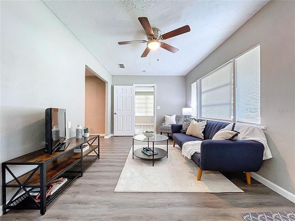 Active With Contract: $215,000 (3 beds, 1 baths, 1027 Square Feet)