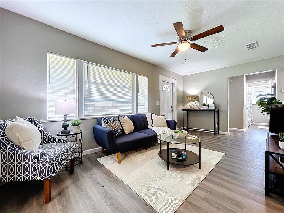 Active With Contract: $215,000 (3 beds, 1 baths, 1027 Square Feet)