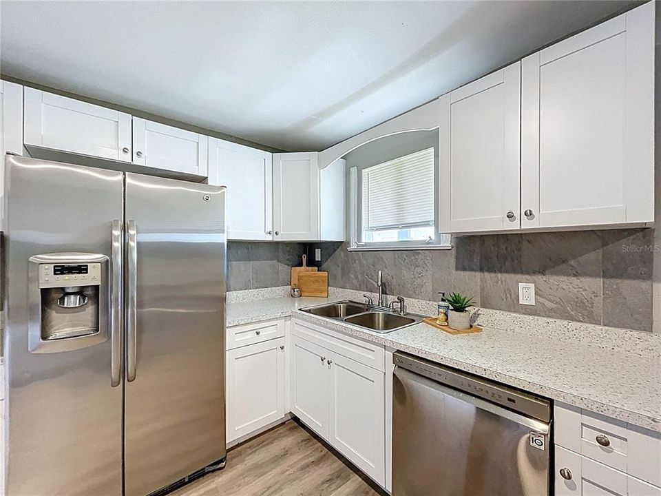 Active With Contract: $215,000 (3 beds, 1 baths, 1027 Square Feet)