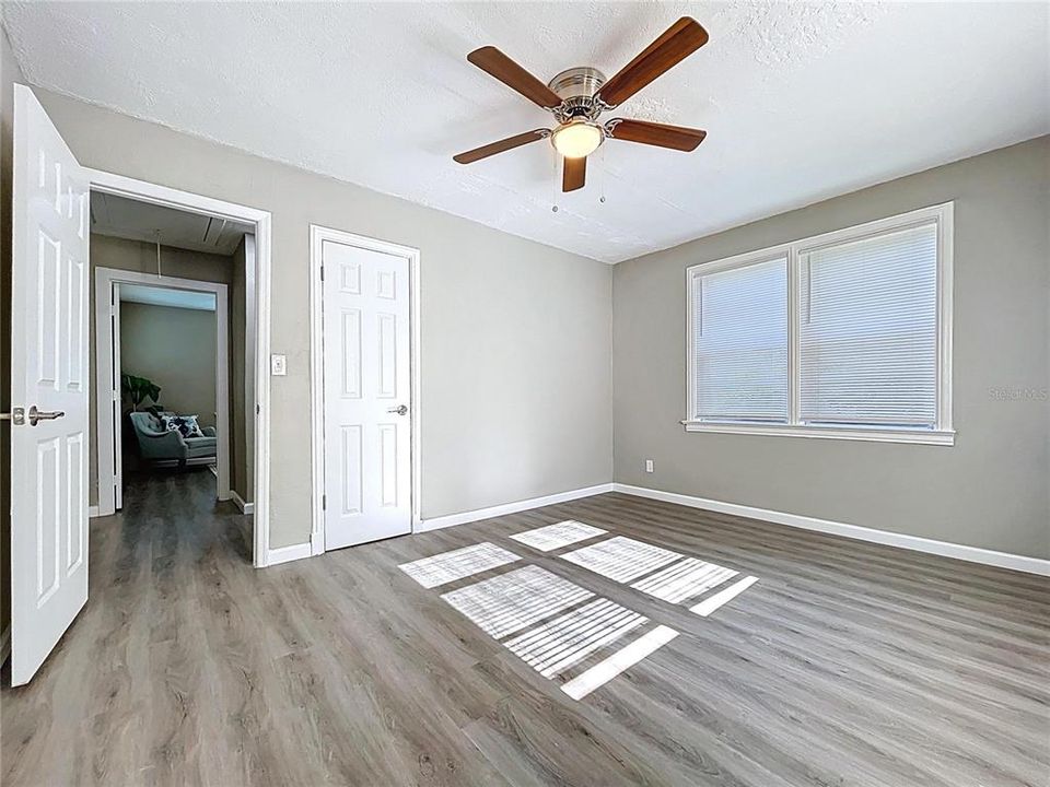 Active With Contract: $215,000 (3 beds, 1 baths, 1027 Square Feet)