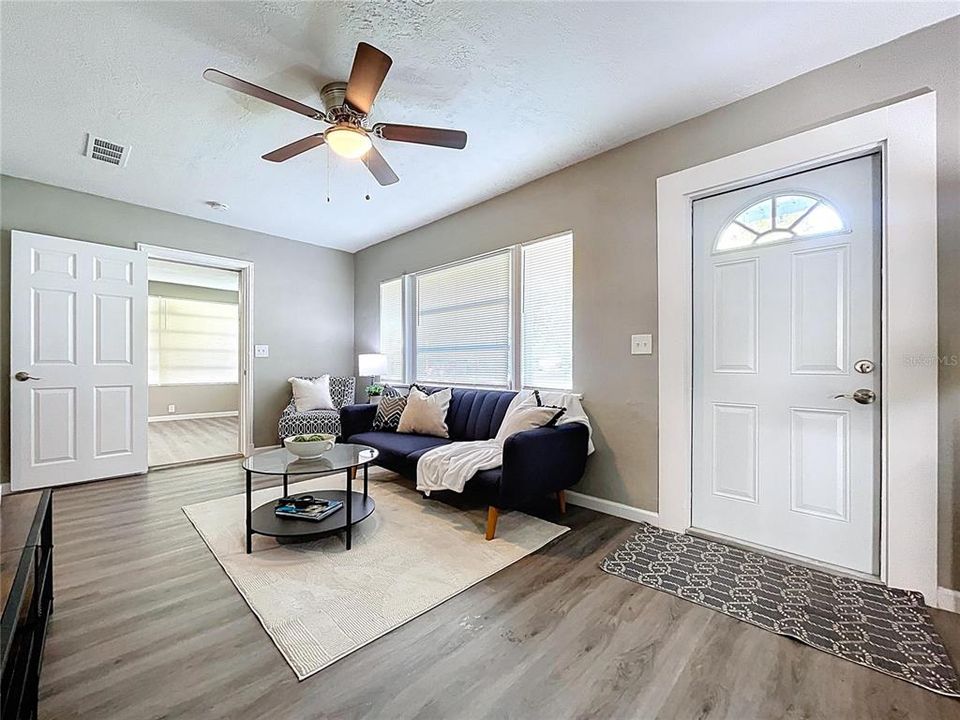 Active With Contract: $215,000 (3 beds, 1 baths, 1027 Square Feet)