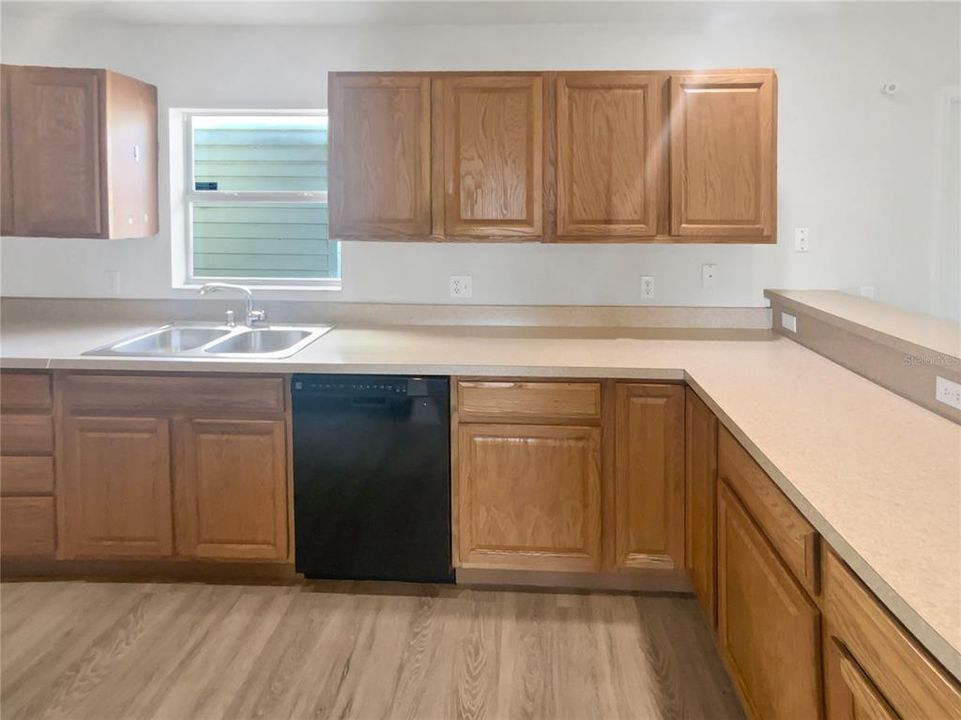 For Sale: $325,000 (3 beds, 2 baths, 1944 Square Feet)