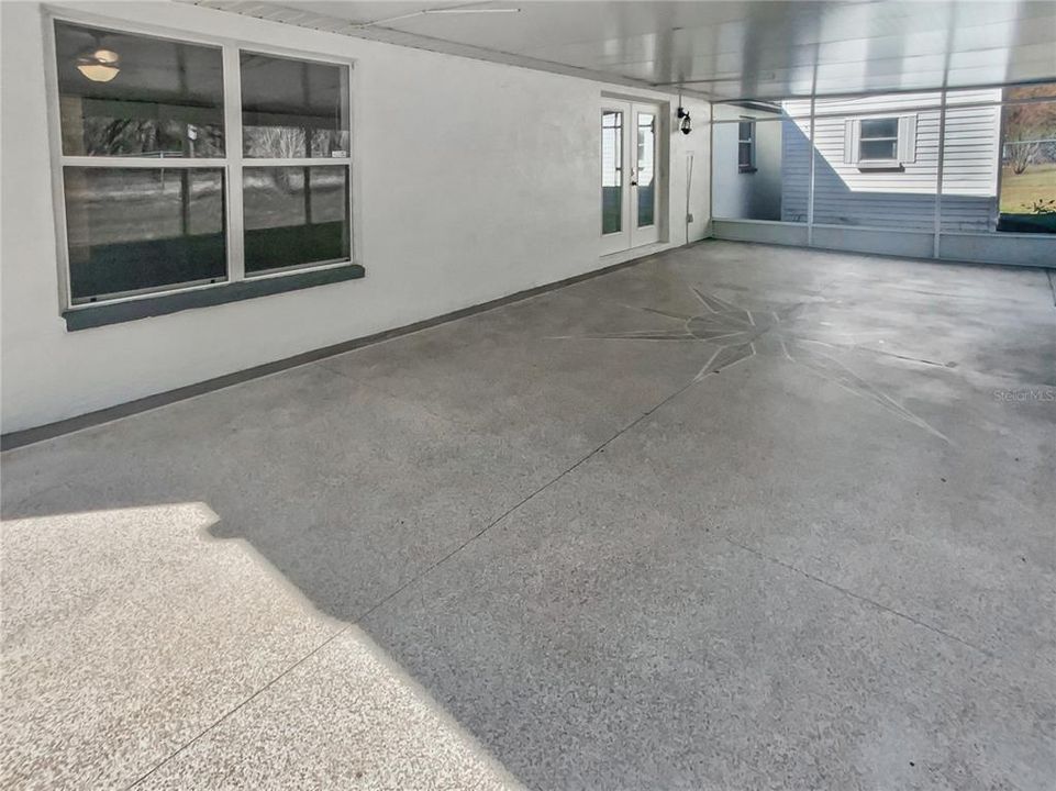For Sale: $325,000 (3 beds, 2 baths, 1944 Square Feet)