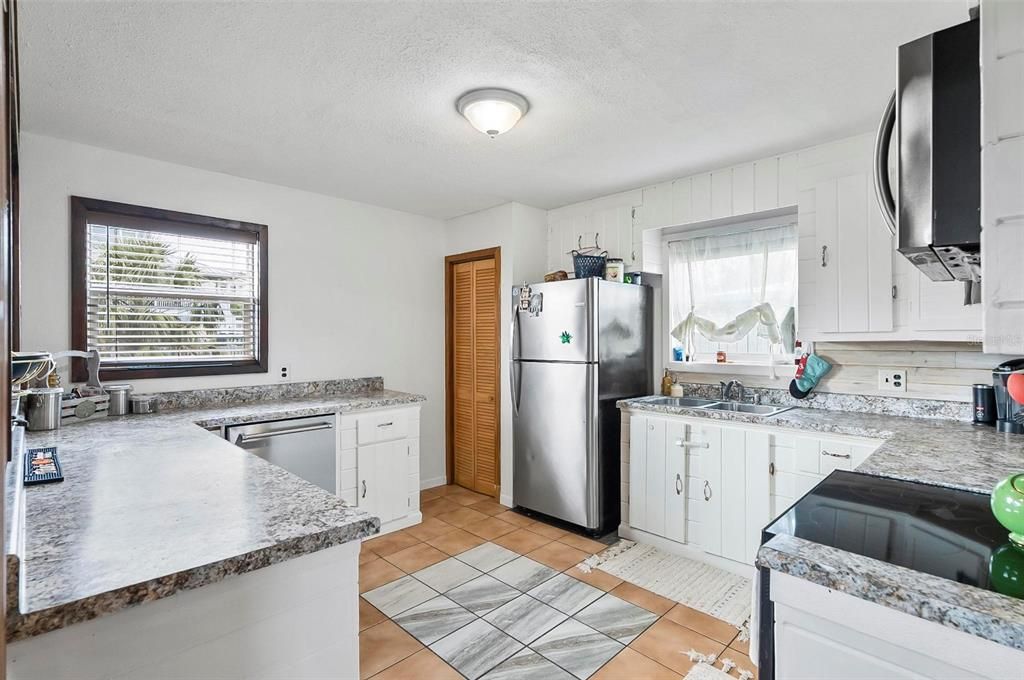 Active With Contract: $479,000 (2 beds, 2 baths, 1714 Square Feet)