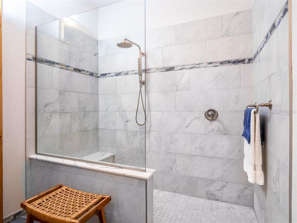 En Venta: $885,000 (3 camas, 2 baños, 2399 Pies cuadrados)