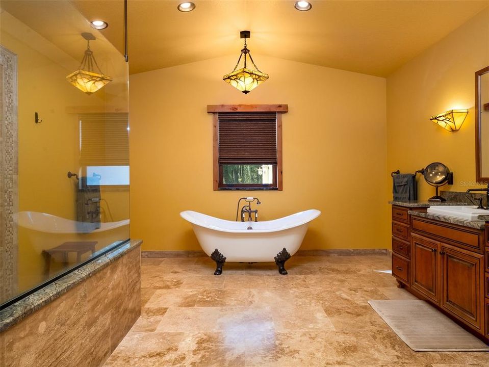 En Venta: $885,000 (3 camas, 2 baños, 2399 Pies cuadrados)