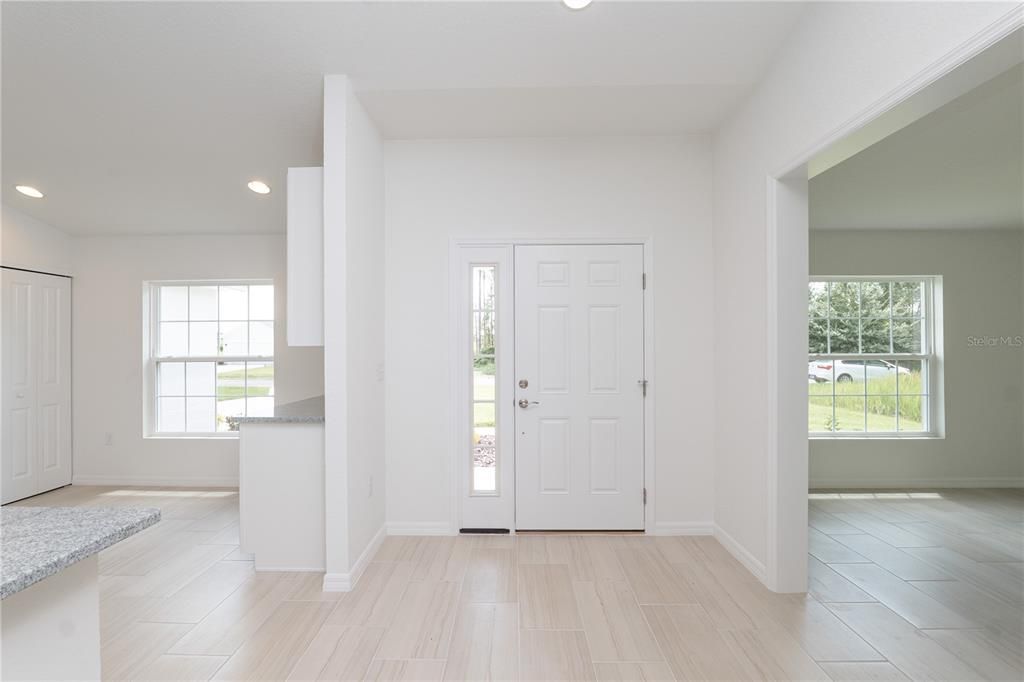 合同活跃: $297,900 (3 贝兹, 2 浴室, 1747 平方英尺)