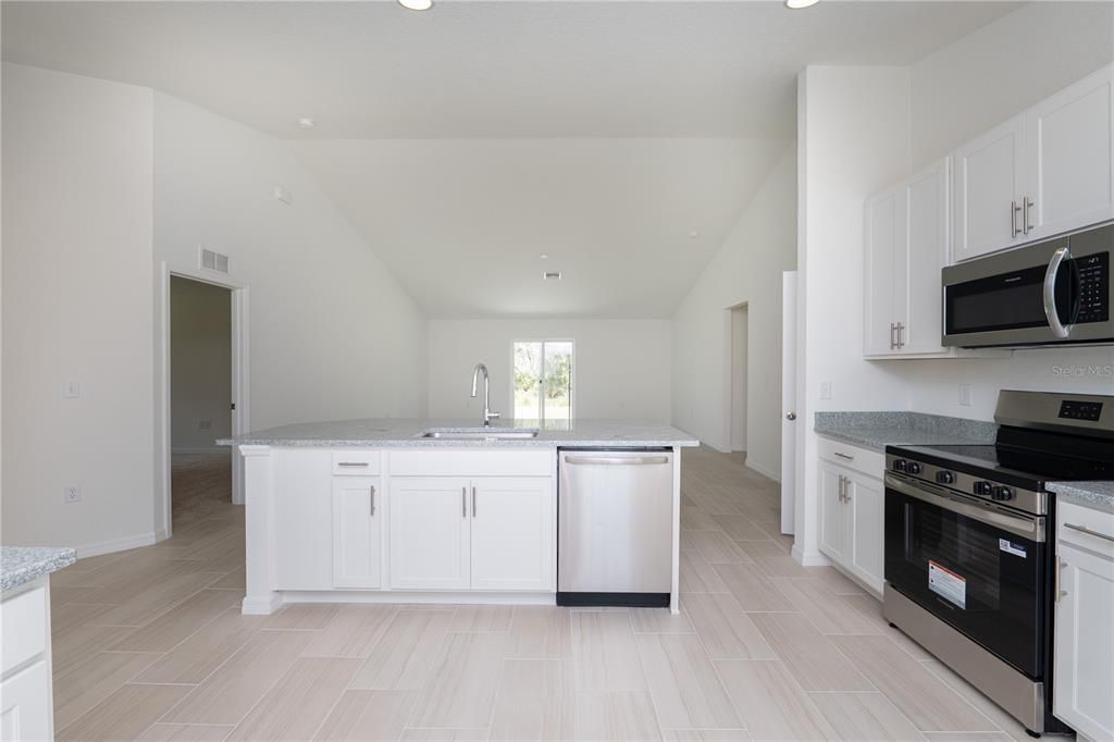 合同活跃: $297,900 (3 贝兹, 2 浴室, 1747 平方英尺)