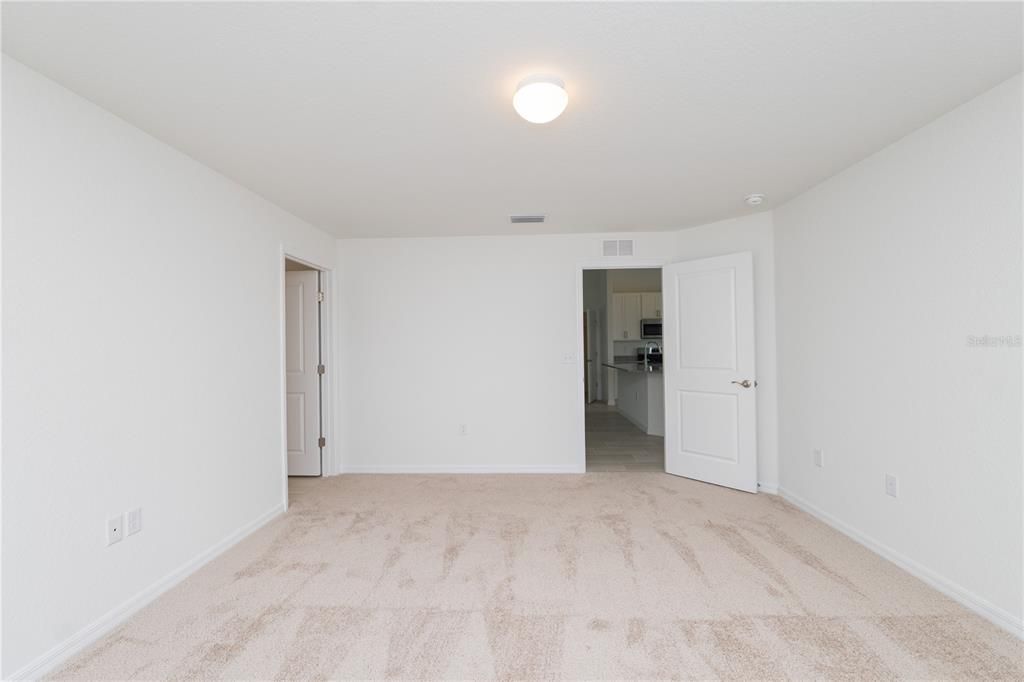 合同活跃: $297,900 (3 贝兹, 2 浴室, 1747 平方英尺)