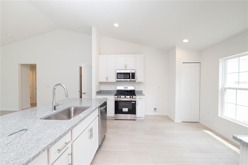 合同活跃: $297,900 (3 贝兹, 2 浴室, 1747 平方英尺)