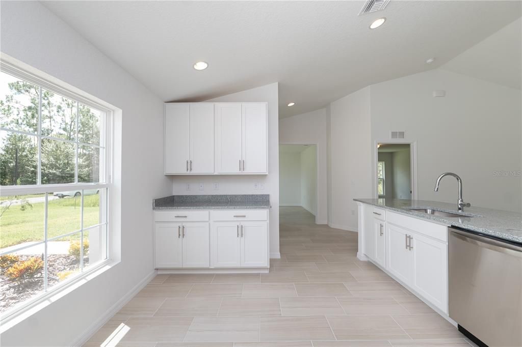 合同活跃: $297,900 (3 贝兹, 2 浴室, 1747 平方英尺)