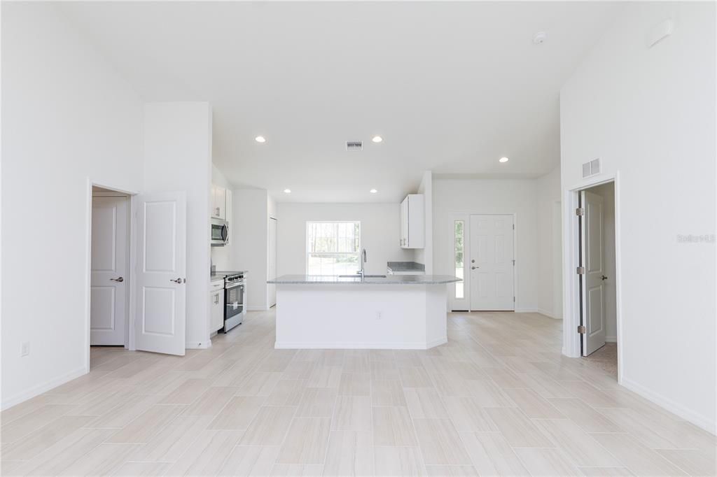 合同活跃: $297,900 (3 贝兹, 2 浴室, 1747 平方英尺)