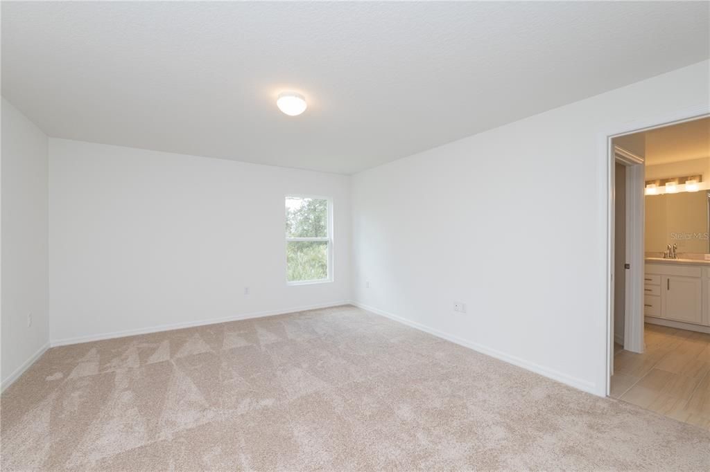 合同活跃: $297,900 (3 贝兹, 2 浴室, 1747 平方英尺)