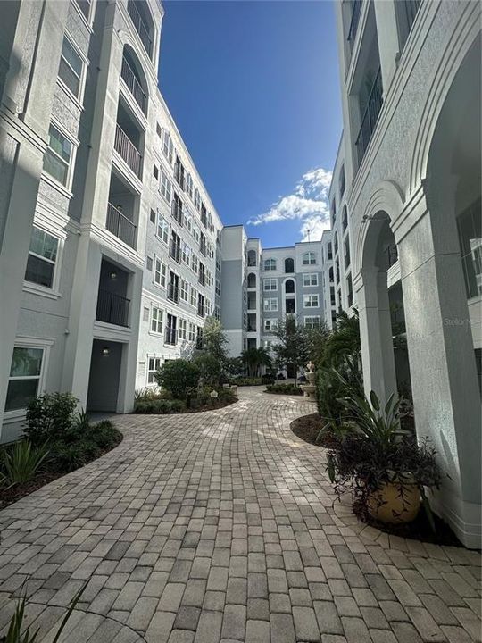 For Sale: $165,000 (1 beds, 1 baths, 685 Square Feet)