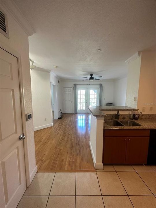 For Sale: $165,000 (1 beds, 1 baths, 685 Square Feet)