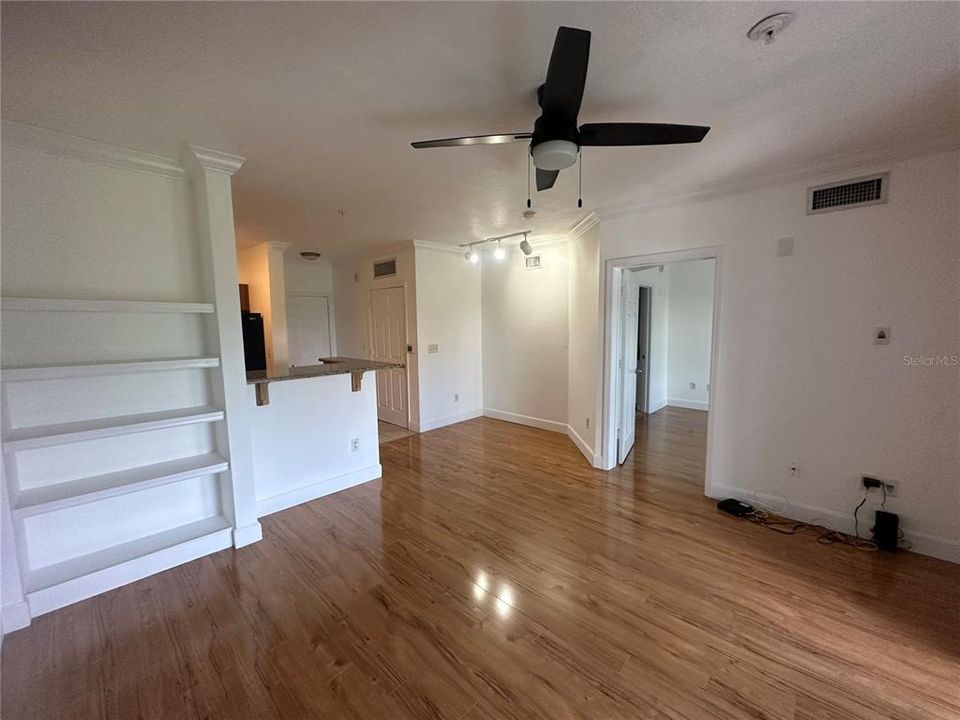 For Sale: $165,000 (1 beds, 1 baths, 685 Square Feet)