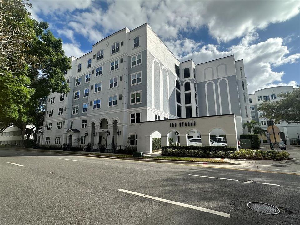 For Sale: $165,000 (1 beds, 1 baths, 685 Square Feet)