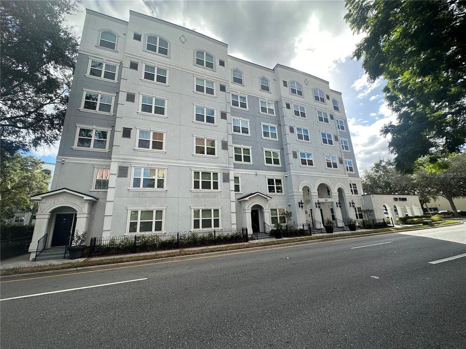 For Sale: $165,000 (1 beds, 1 baths, 685 Square Feet)