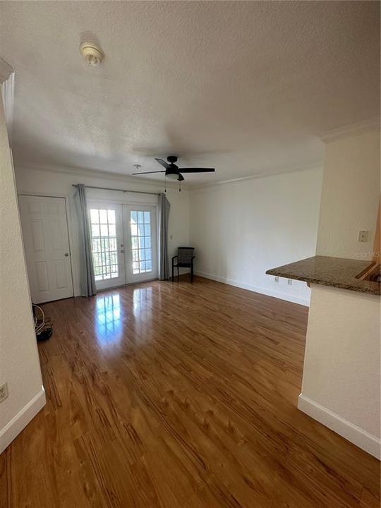 For Sale: $165,000 (1 beds, 1 baths, 685 Square Feet)