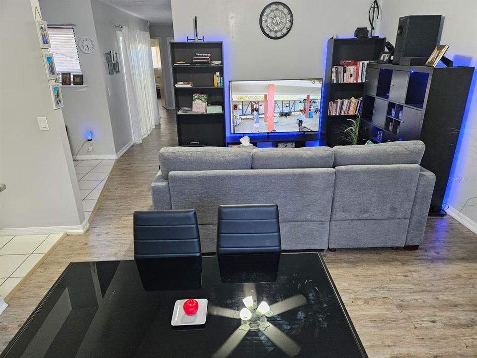 For Sale: $299,900 (2 beds, 2 baths, 1087 Square Feet)