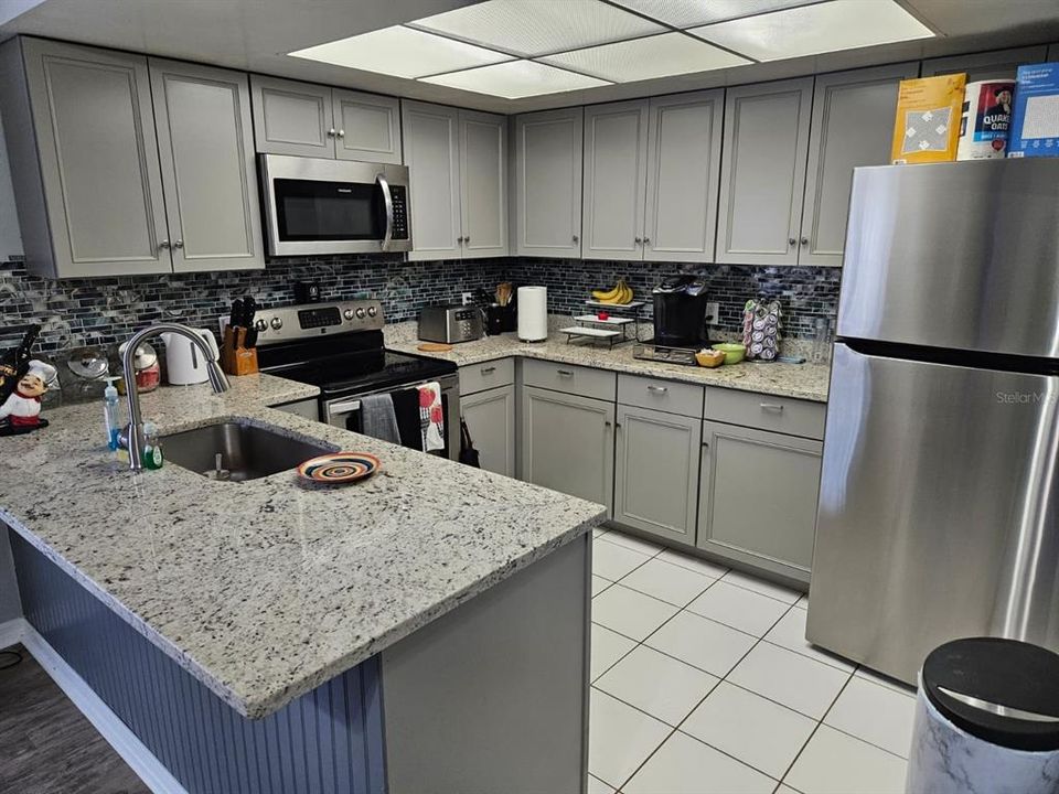 For Sale: $299,900 (2 beds, 2 baths, 1087 Square Feet)