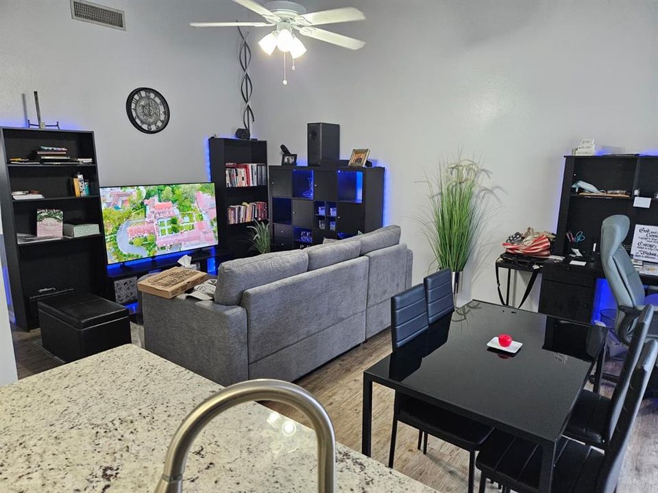 For Sale: $299,900 (2 beds, 2 baths, 1087 Square Feet)