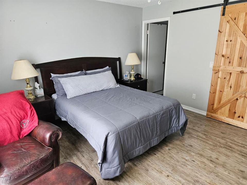 For Sale: $299,900 (2 beds, 2 baths, 1087 Square Feet)