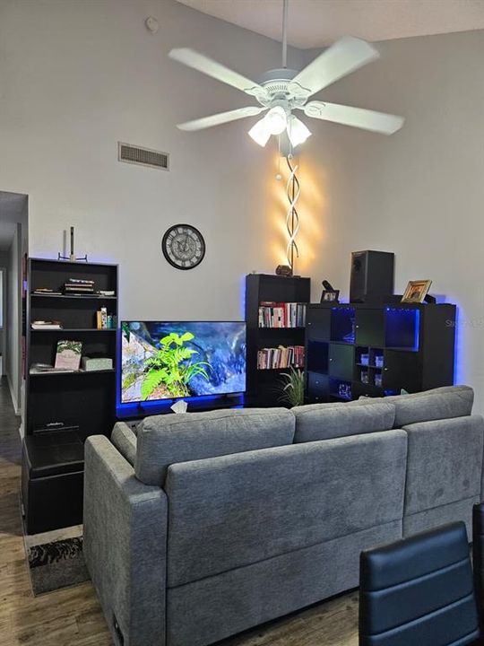 For Sale: $299,900 (2 beds, 2 baths, 1087 Square Feet)