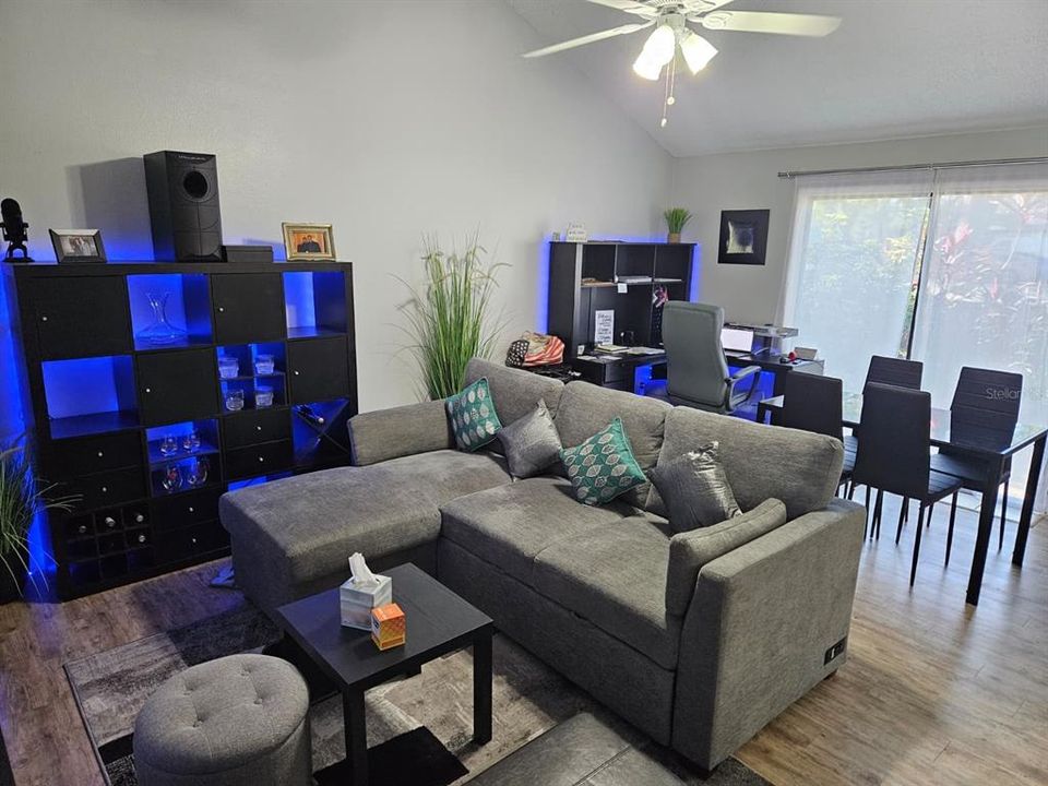 For Sale: $299,900 (2 beds, 2 baths, 1087 Square Feet)