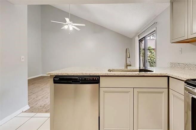 For Sale: $299,900 (2 beds, 2 baths, 1087 Square Feet)