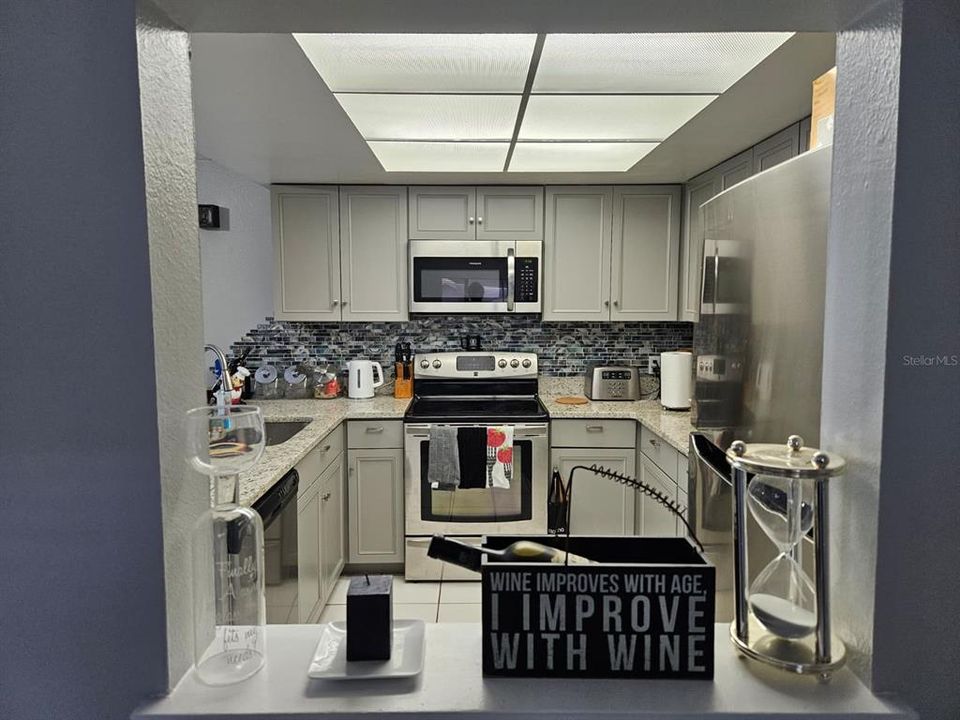 For Sale: $299,900 (2 beds, 2 baths, 1087 Square Feet)