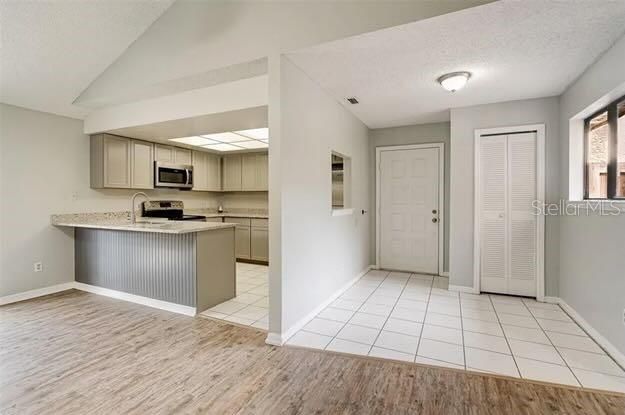 For Sale: $299,900 (2 beds, 2 baths, 1087 Square Feet)